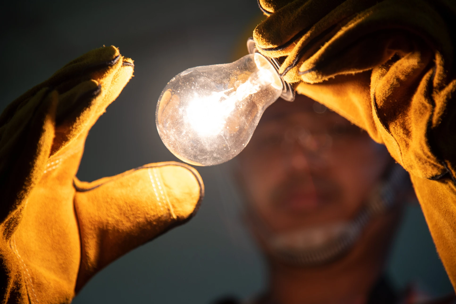 Électricien réparant la lumière à l'intérieur de l'appartement retiré