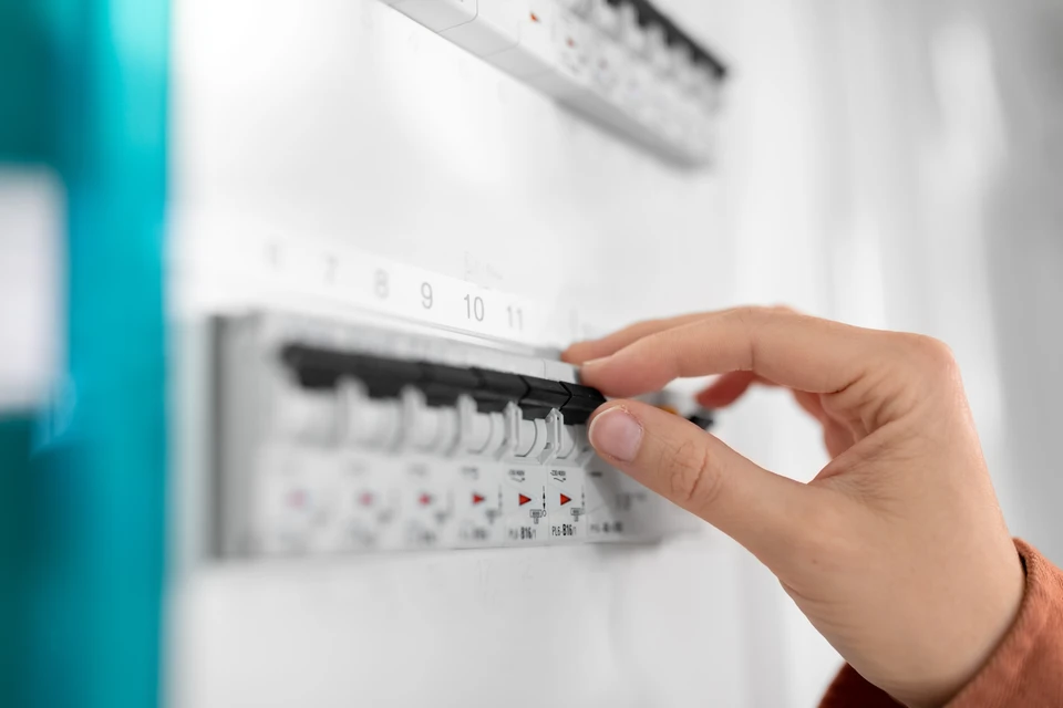 concept de consommation d'électricité, d'énergie et d'énergie - gros plan sur une carte électrique à commutation manuelle à domicile