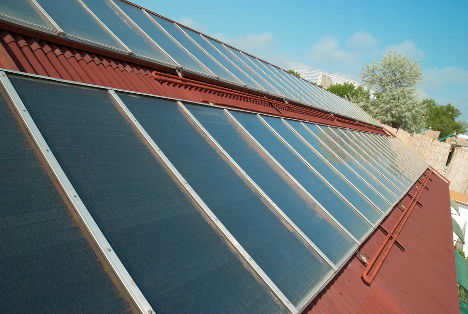 Toiture résidentielle équipée de panneaux solaires thermiques pour chauffage d'eau sanitaire