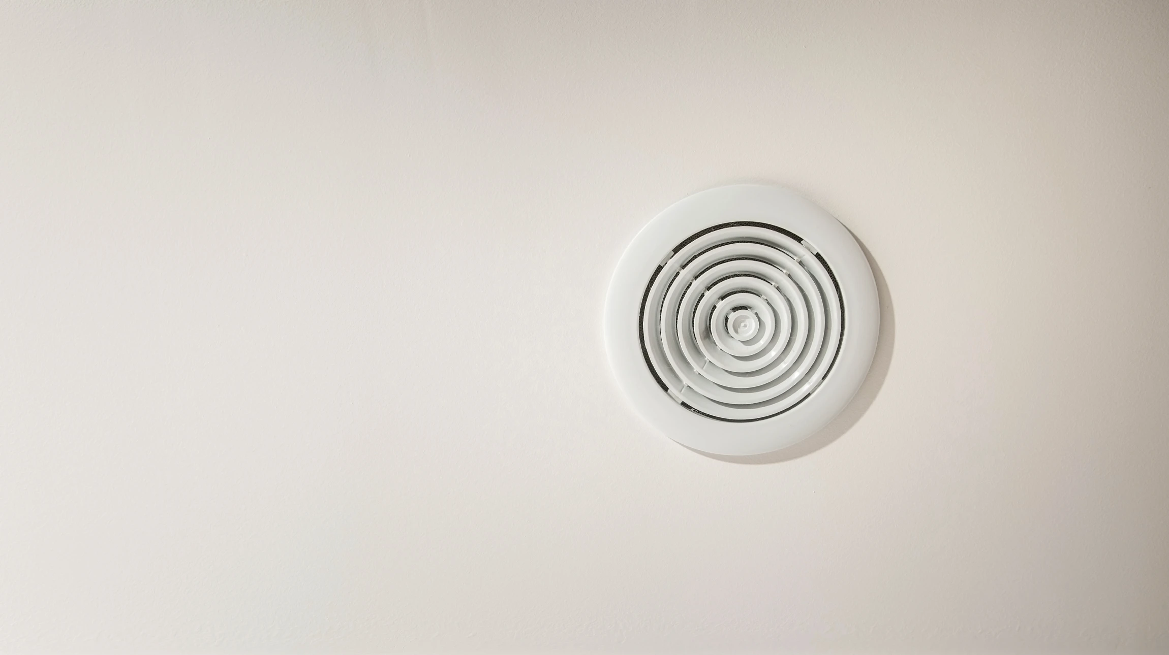 Intérieur de salle de bains avec installation de ventilation murale